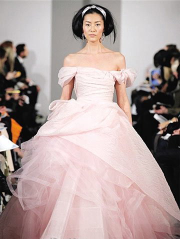 Robe de mariée rose par Oscar de la Renta