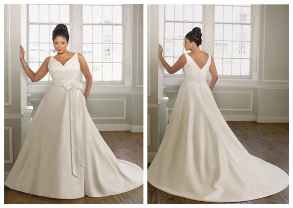 Robe de mariée enveloppe de grande taille ruchée décolletée en V à A-ligne