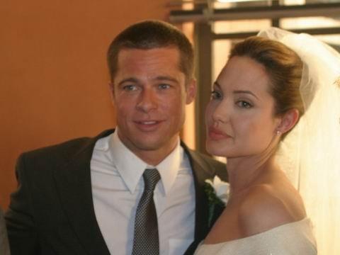 Brad Pitt en costume et Angelina Jolie dans sa robe mariage