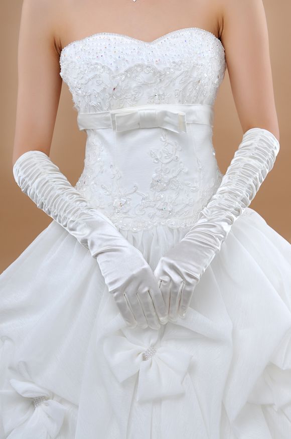 Les gants de mariée en soie blanche