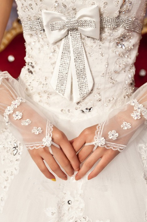 Les gants de mariée courts avec appliques