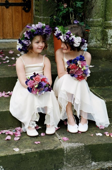 Cortège filles ornées de fleur violette en robes blanche à spaghetti