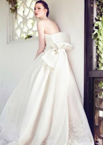 robe de mariage bustier de Yumi Katsura avec nœud papillon