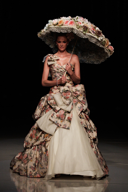 Robe de mariage rétro florale à noeud papillon avec un parasol fleur