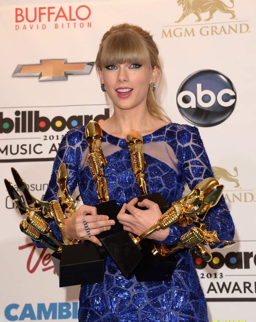 Taylor Swift porte une mini robe bleue créée Zuhair Murad au Billboard Music Awards 2013