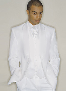 un arabe tout porte une chemise costume toute blanche pour son mariage