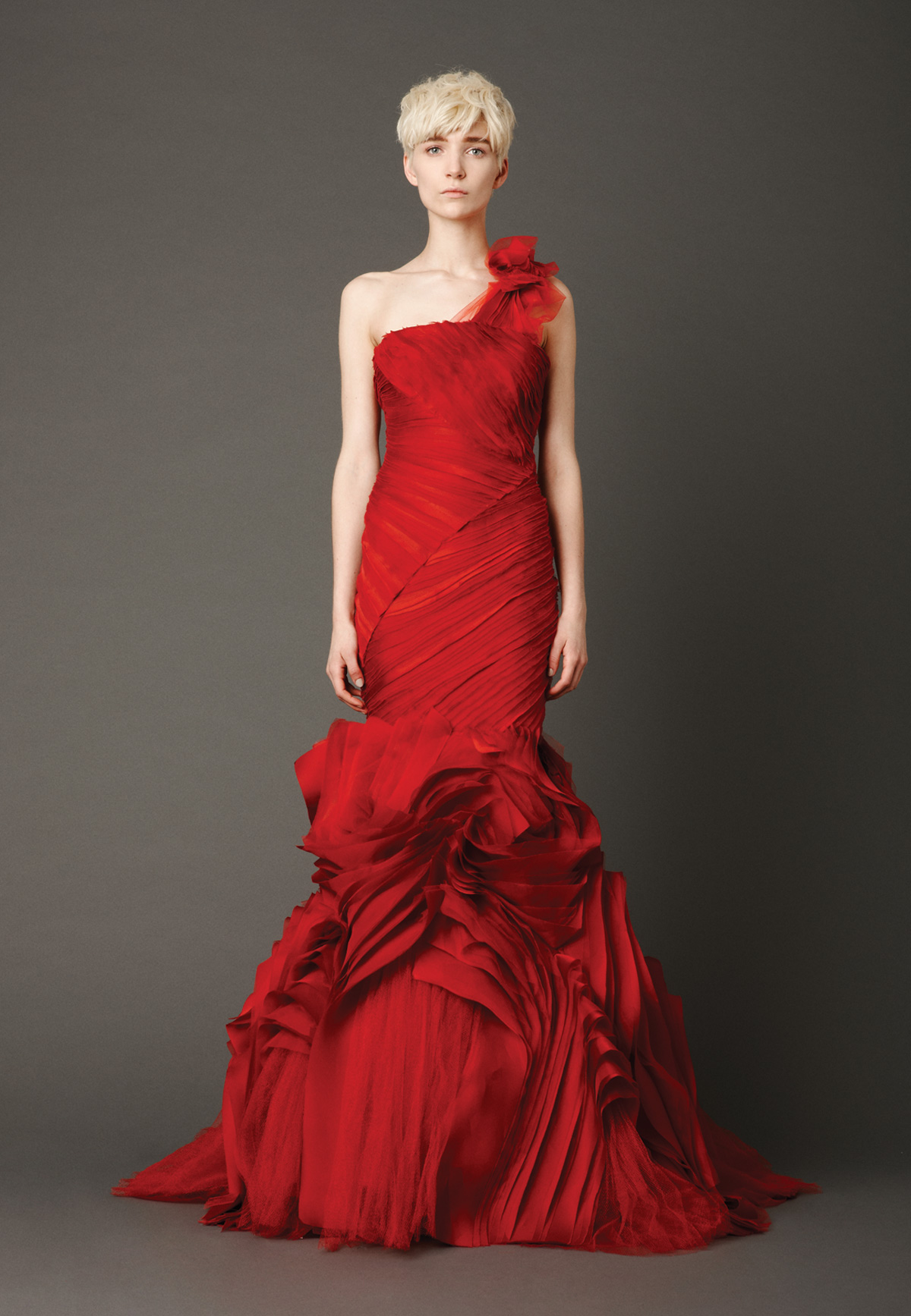 Robe de mariée rouge sirène à encolure asymétrique de Vera Wang