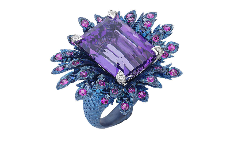 Une bague ornée de plumes de paon issue de la collection Seven Deadly Sins de Stephen Webster.