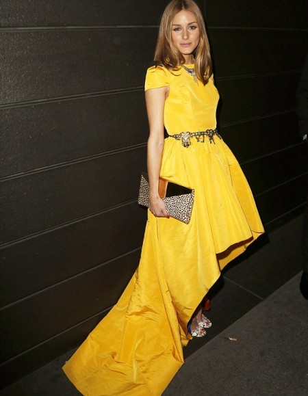 Une robe asymétrique jaune signée Katie Ermilio rend Olivia Palermo plus chic et originale