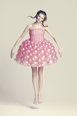 Une robe rose courte en ballon de Daisy balloon créée Rie Hosokai et Takashi Kawada