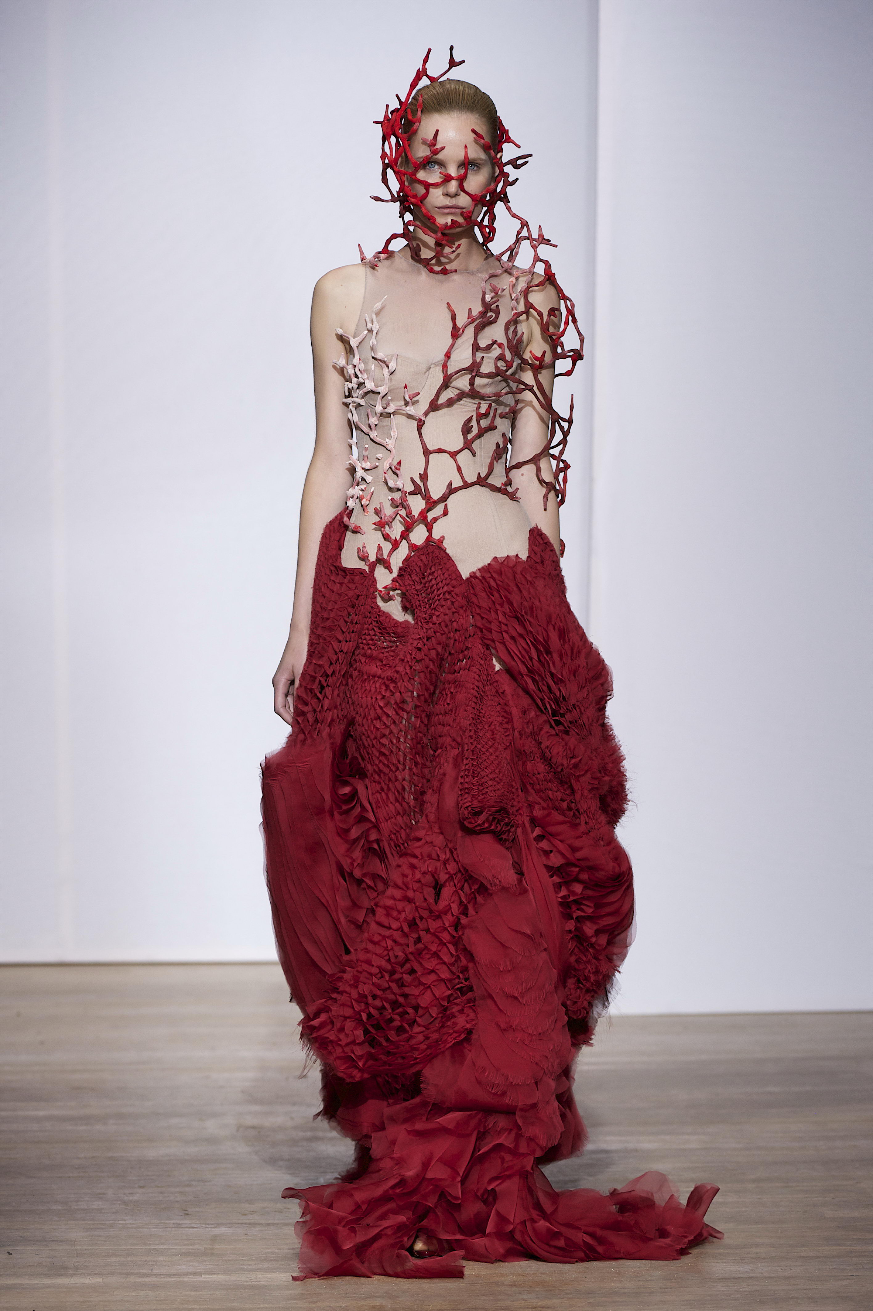 Une robe rouge du défilé Yiqing Yin Haute couture Automne-hiver 2013-2014
