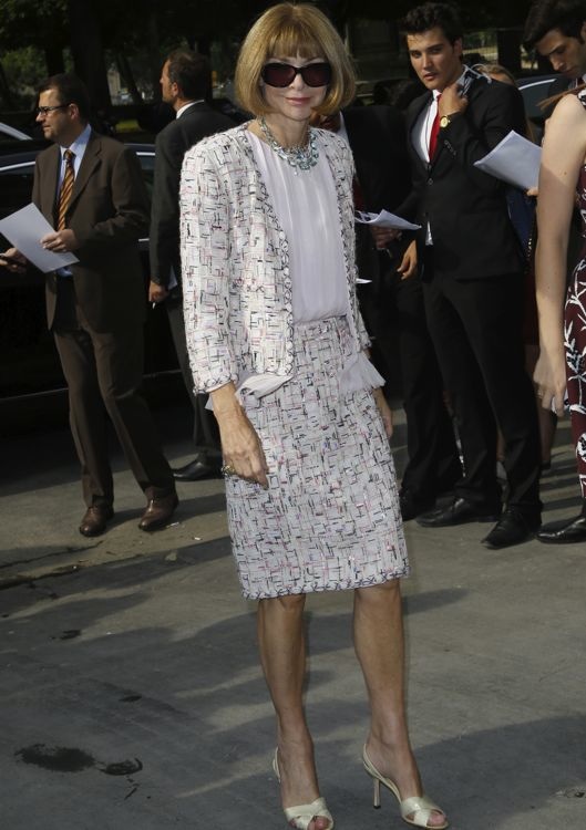 Anna Wintour dans un ensemble imprimé au défilé Chanel haute couture