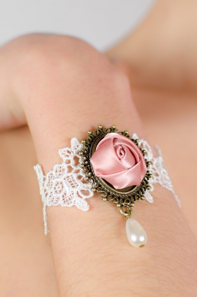 Idée de bijoux, bague en dentelle avec fleur