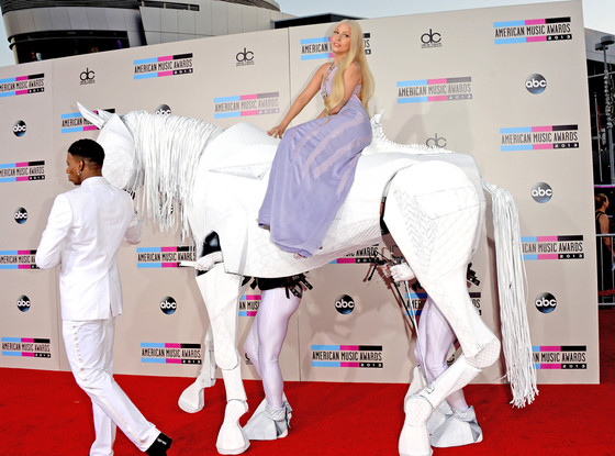 Lady Gaga est apparu sur un cheval avec sa robe longue lavande 