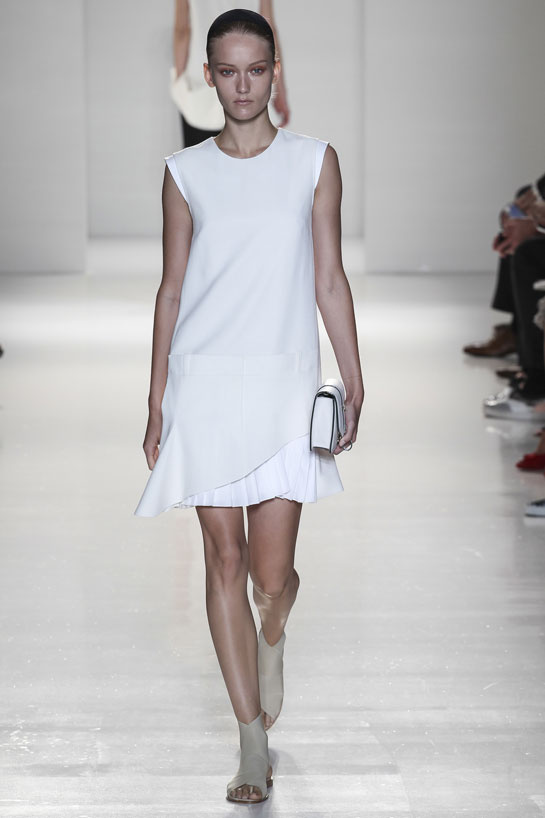 Une petite robe blanche simple signée Victoria Beckham