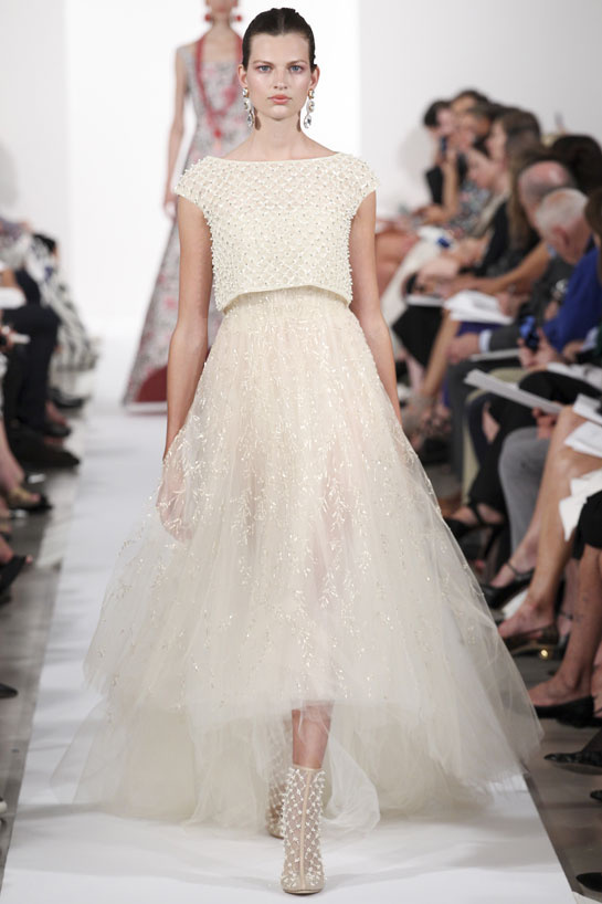 Une robe princesse avec le ton beige signée Oscar de la Renta