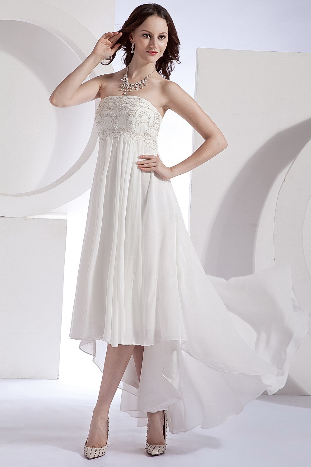 Robe de mariée bustier Empire ornée de bijoux à bord asymétrique
