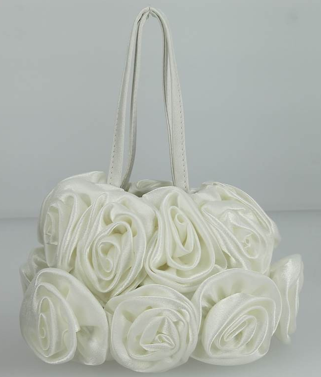 Sac à main en couleur meringue est très chic pour un mariage traditionnel