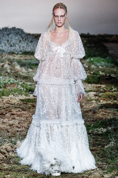 Une robe blanche dentelle très exquise issue de la collection Automne/Hiver 2014 de  Alexander McQueen