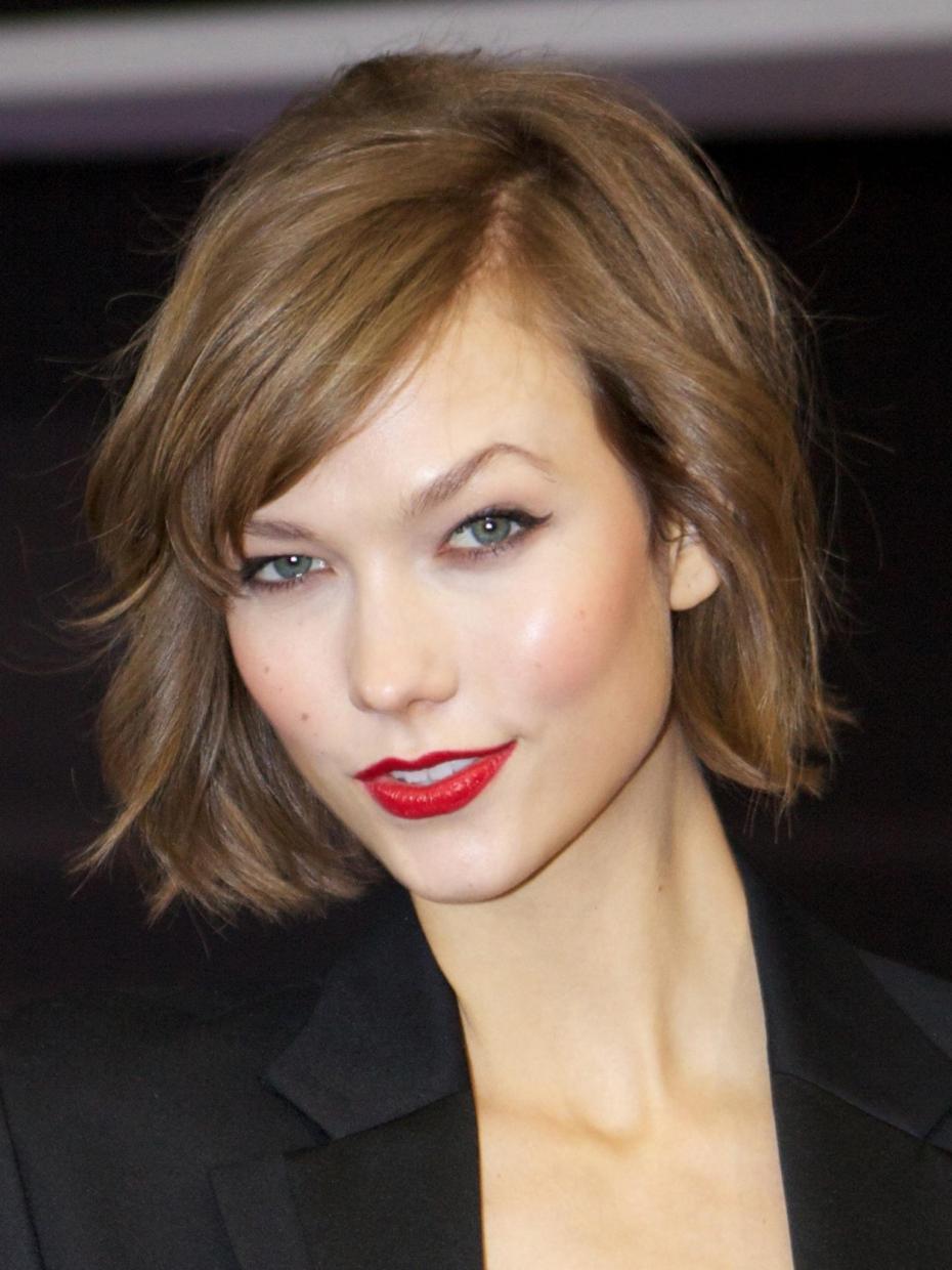 Karlie Kloss aux cheveux carré flou et à la lèvre rouge