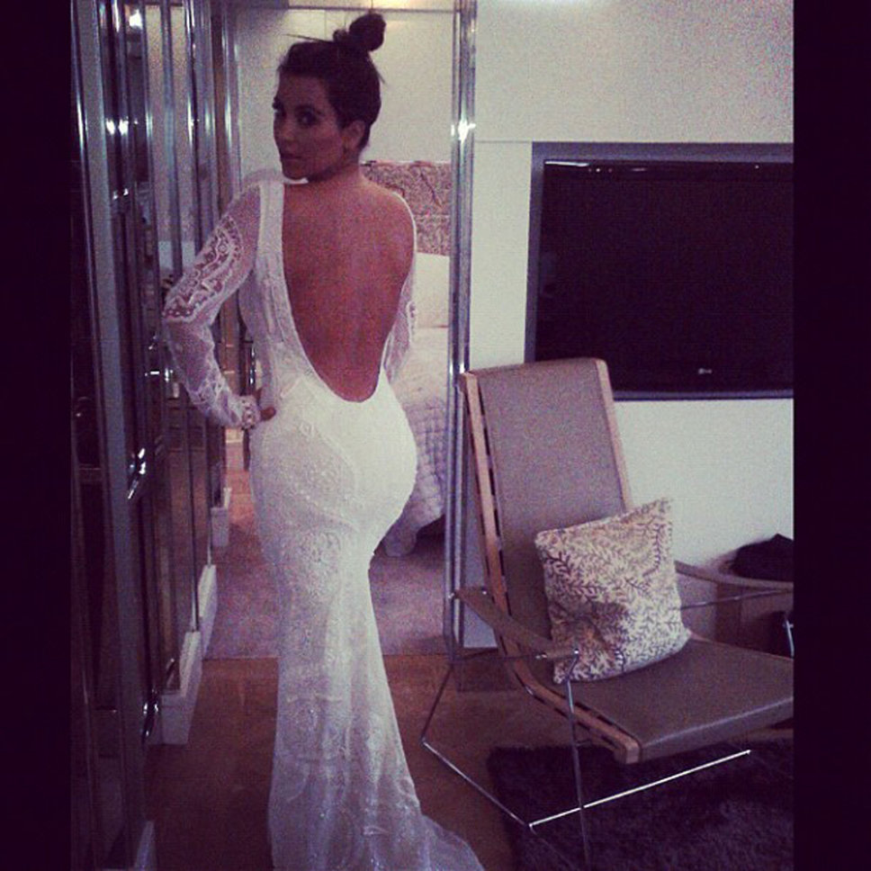 Kim Kardashian dans une robe de mariage dos ouvert