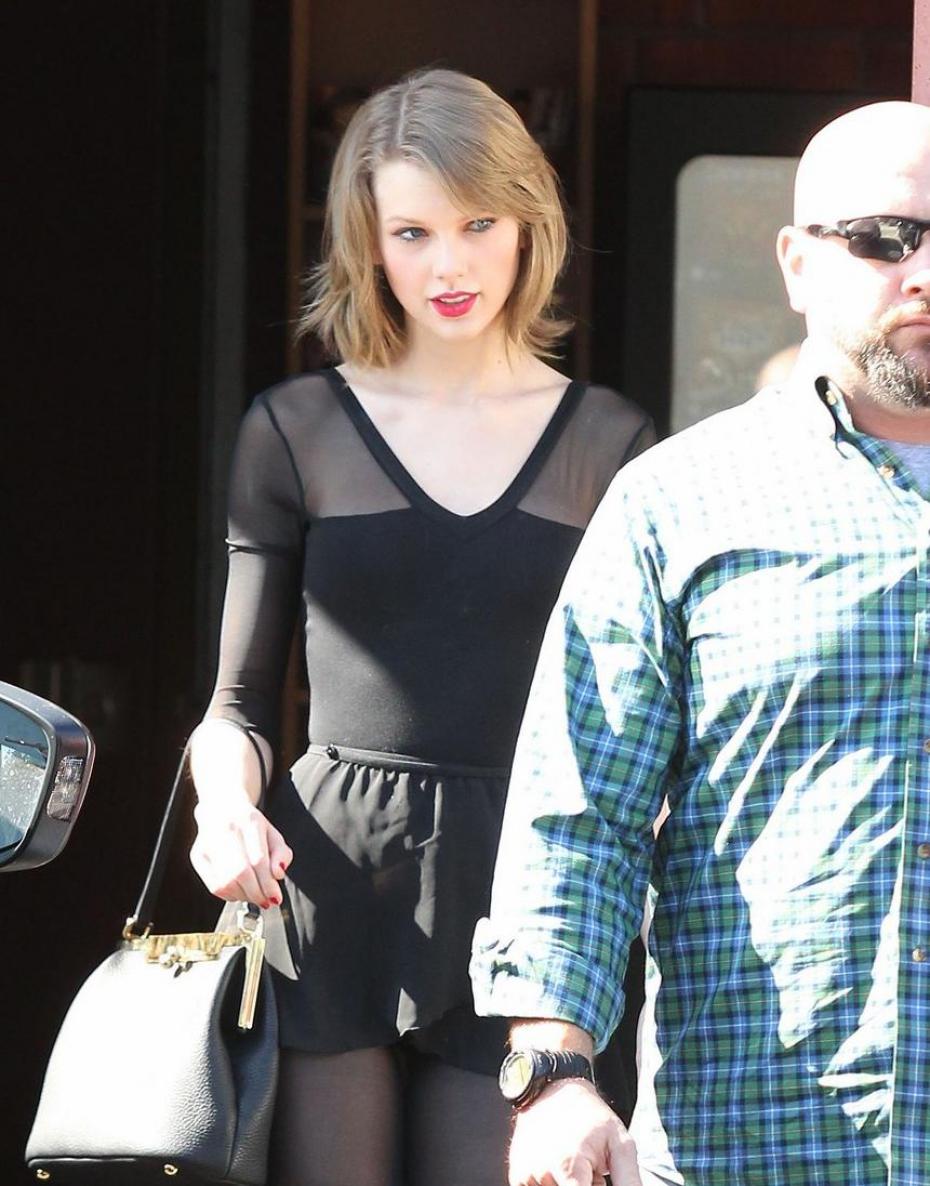 Taylor Swift dans une petite robe noire