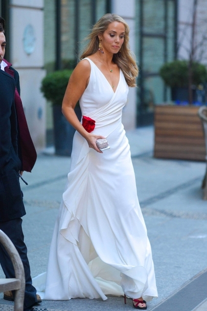 Elizabeth-Berkley-a-la-sortie-de-son-hotel-new-yorkais
