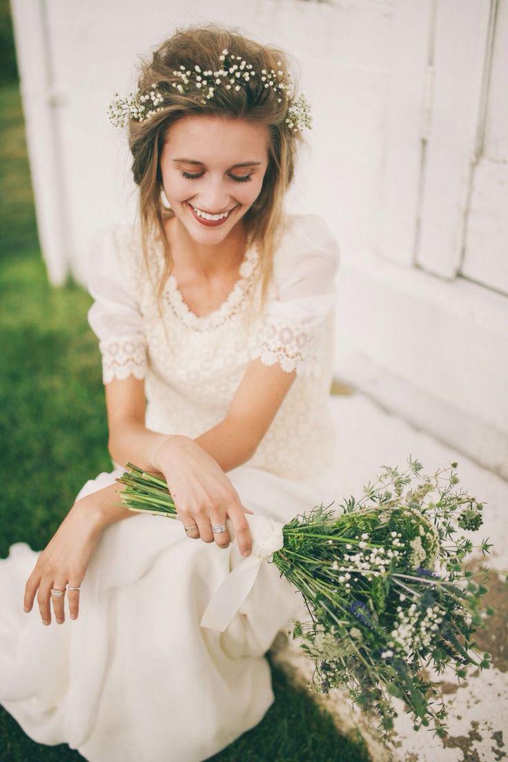 la mariée portait une robe de mariée à style bohème.