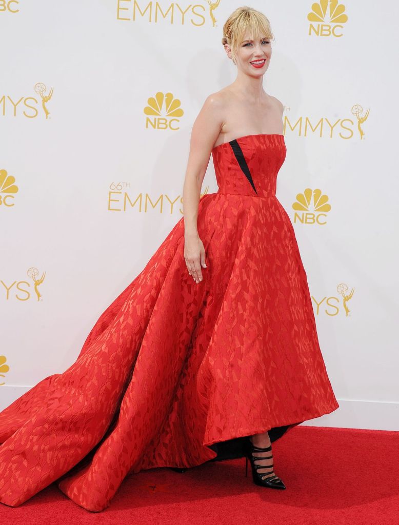 January Jones sublime dans une robe de soirée rouge à bustier droite