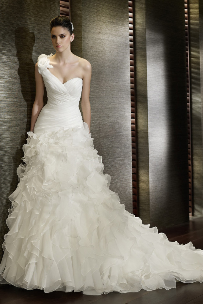 robe-de-mariee-asymetrique-en-organza