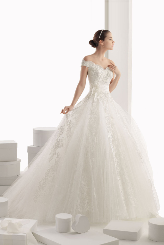 Robe-de-mariee-princesse-en-tissu-tulle-avec-epaule-tombante