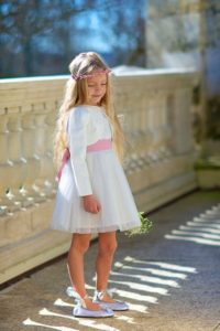 robe blanche et ceinture rose avec boléro pour petite fille