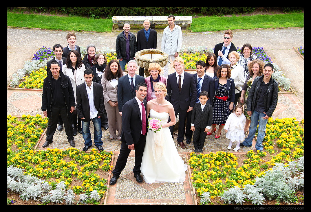 invités de mariage et nouveau couple