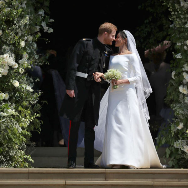 robe de mariée simple longue col bardot Meghan Markle