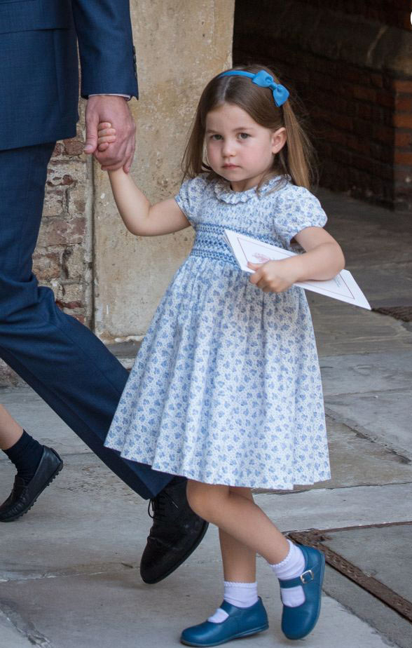 Princess Charlotte en une robe bleu empire pour baptême de son frère cadet