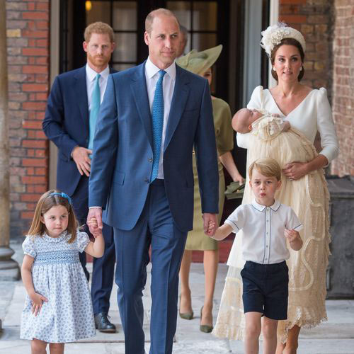 Le prince William et la duchesse Catherine de Cambridge avec leurs enfants le prince George et la princesse Charlotte de Cambridge au baptême du prince Louis