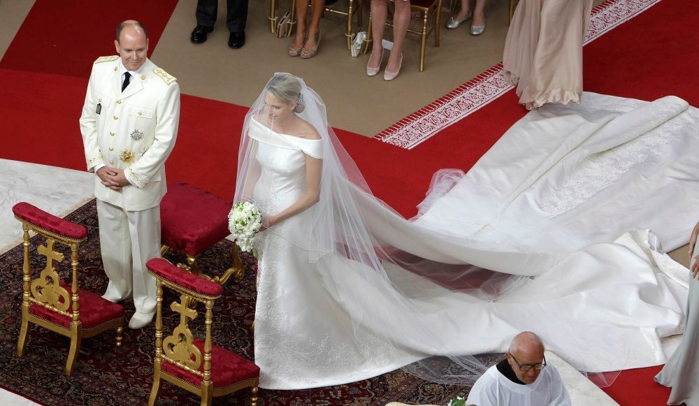 princesse Charlene en ma robe de mariée royale épaule dénudée à traîne watteau
