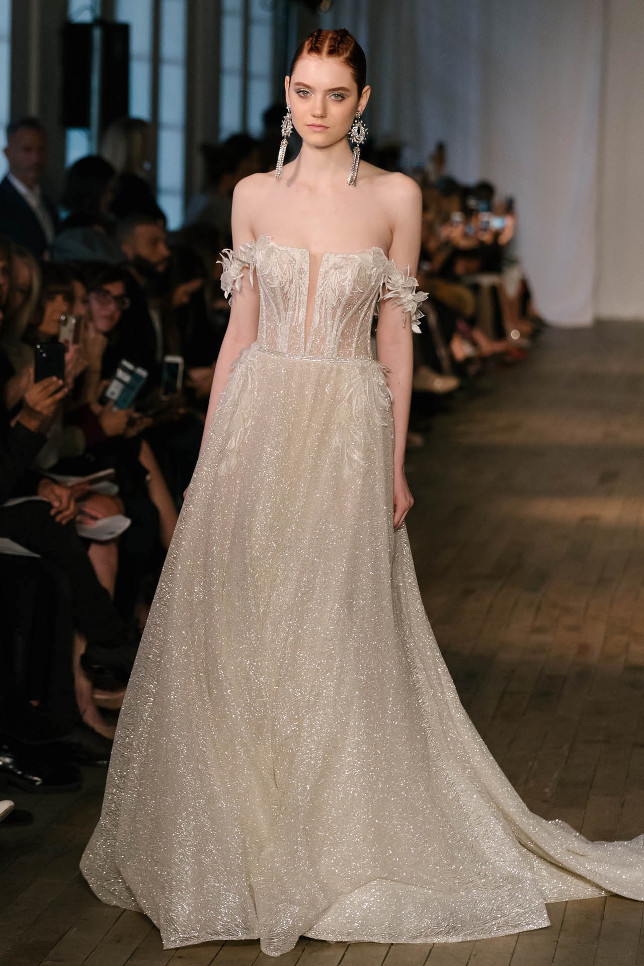 robe de mariée champagne longue col bardot