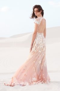 robe de mariée florale dos découpé