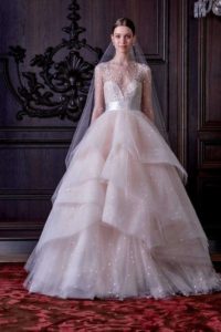 robe de mariée princesse rose ruchée col décolleté en V