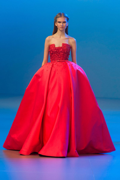 robe de mariée rouge princesse col décolleté