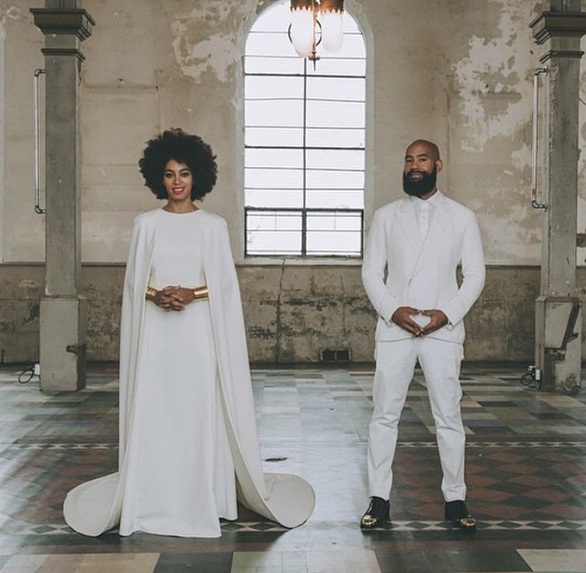 robe de mariée blanche simple avec cape longue de Solange Knowles