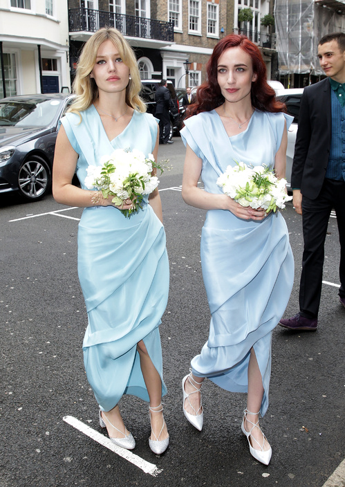 Georgia May Jagger et Elizabeth Jagger vêtues de robes bleues au mariage de Jerry Hall et Rupert Murdoch en mars 2016