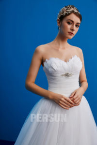 robe de mariée bustier coeur avec plumes tendance 2019