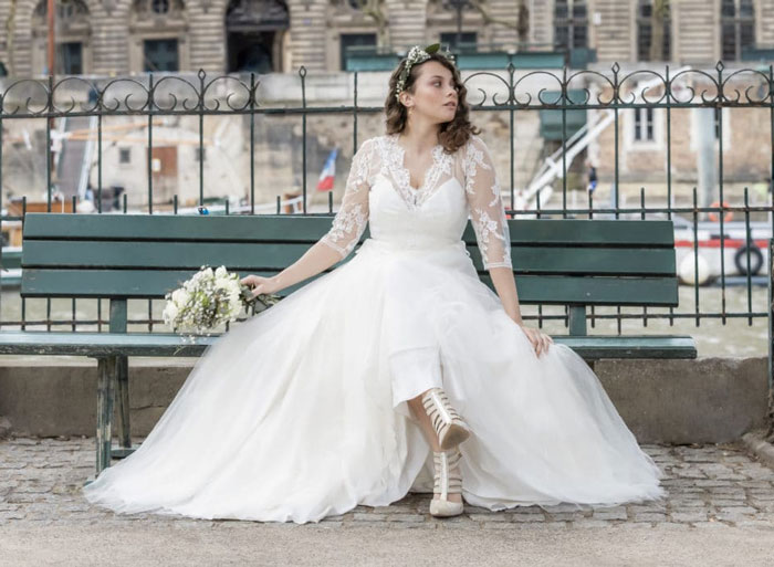 robe de mariée col en V avec manche et sandales mariage