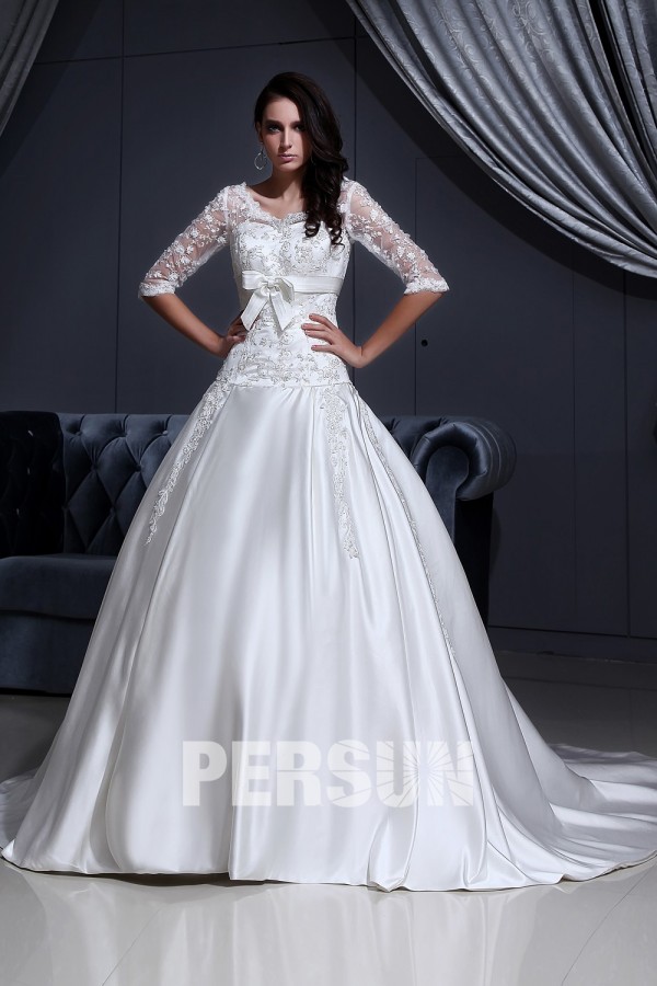 robe de mariée avec manche orné de noeud papillon