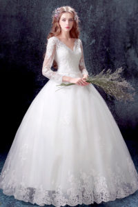 robe de mariée princesse col en V avec manche en dentelle