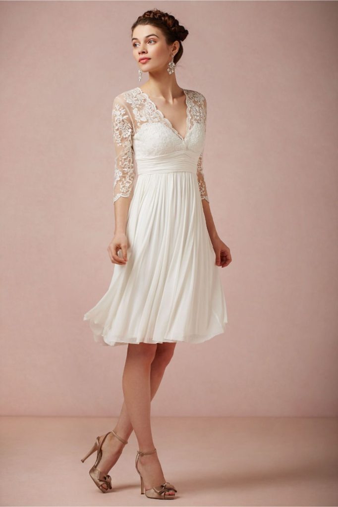 robe de mariée fluide courte avec manche courte appliqué de dentelle