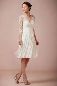 robe de mariée fluide courte avec manche courte appliqué de dentelle