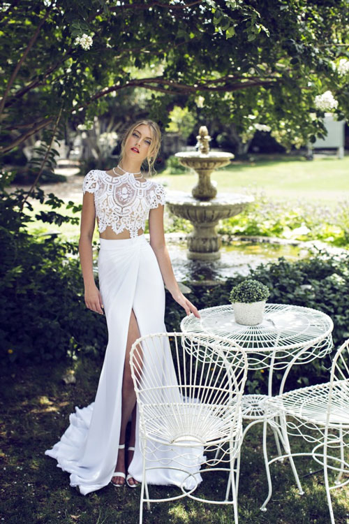 robe de mariée deux piéce haut en dentelle et jupe fendue